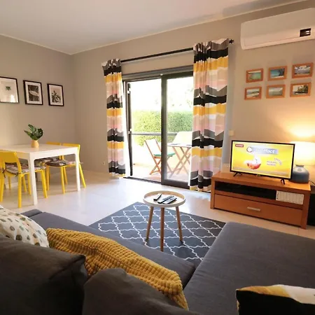 Lovelystay - Cozy 1br Flat In With Ac And Balcony