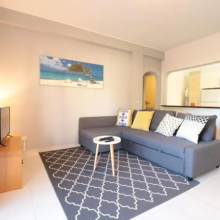 Lovelystay - Cozy 1br Flat In With Ac And Balcony אלבור