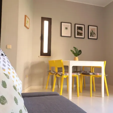 Lovelystay - Cozy 1br Flat In With Ac And Balcony شقة ألفور