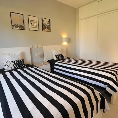 Lovelystay - Cozy 1br Flat In With Ac And Balcony