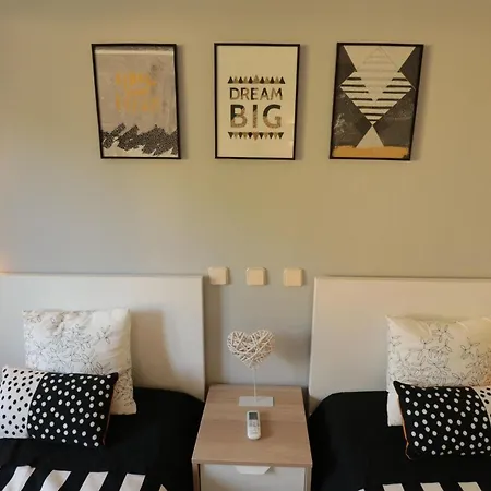Lovelystay - Cozy 1br Flat In With Ac And Balcony *