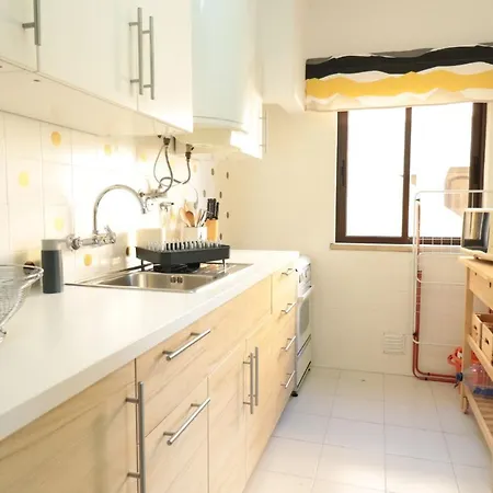 Apartment Lovelystay - Cozy 1br Flat In With Ac And Balcony *