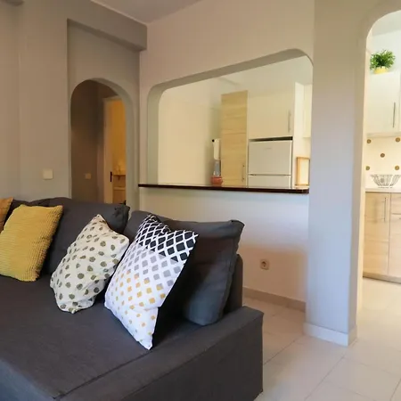 Lovelystay - Cozy 1br Flat In With Ac And Balcony *