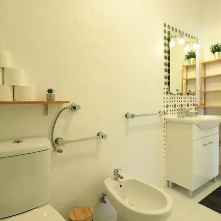 Lovelystay - Cozy 1br Flat In With Ac And Balcony Alvor