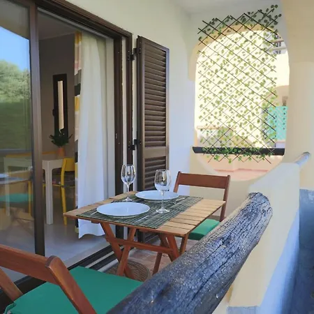 Lovelystay - Cozy 1br Flat In With Ac And Balcony