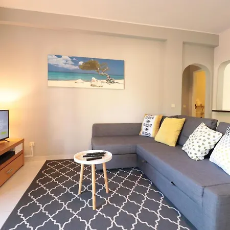 Lovelystay - Cozy 1br Flat In With Ac And Balcony