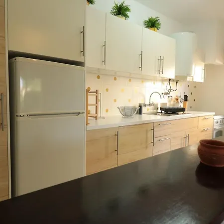 Lovelystay - Cozy 1br Flat In With Ac And Balcony