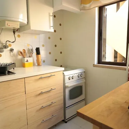 Lovelystay - Cozy 1br Flat In With Ac And Balcony